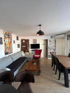 Zdjęcie z galerii obiektu Superbe Appartement 2 chambres terrasse 4 à 6 couchages piscine à deux pas des plages et du centre ville w Cannes