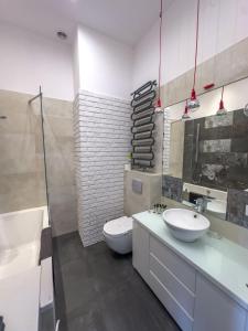 Kúpeľňa v ubytovaní Apartament z antresolą Nowa Papiernia
