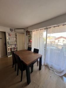 Fotografia z galérie ubytovania Superbe Appartement 2 chambres terrasse 4 à 6 couchages piscine à deux pas des plages et du centre ville v Cannes