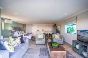 Ruang duduk di Seabreeze - seafacing one bedroom studio