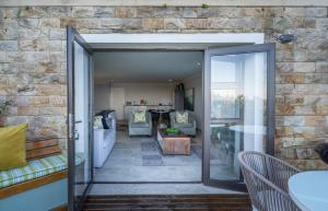 Ruang duduk di Seabreeze - seafacing one bedroom studio