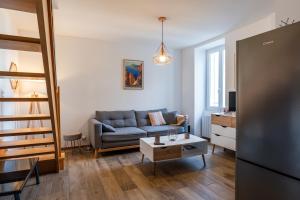 a living room with a couch and a table at Duplex en plein centre in Propriano