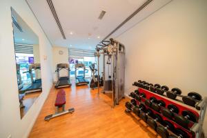 um ginásio com um monte de equipamento numa sala em Premier Inn Abu Dhabi Capital Centre em Abu Dhabi