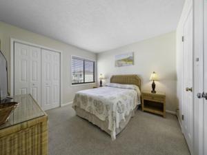 Ένα ή περισσότερα κρεβάτια σε δωμάτιο στο Pura Vida Pure Life - Expansive views of the ocean and wide sandy beach condo