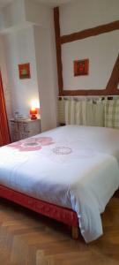 Letto o letti in una camera di Appartements & Chambres Les Loges du Capucin