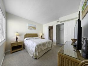 Ένα ή περισσότερα κρεβάτια σε δωμάτιο στο Pura Vida Pure Life - Expansive views of the ocean and wide sandy beach condo