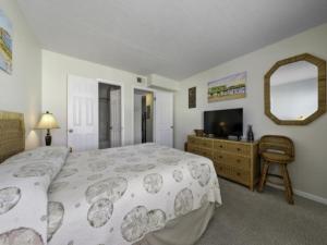 Ένα ή περισσότερα κρεβάτια σε δωμάτιο στο Pura Vida Pure Life - Expansive views of the ocean and wide sandy beach condo