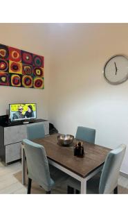 A television and/or entertainment centre at Les Artes