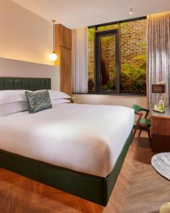 The Chancery Hotel客房内的一张或多张床位