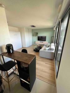 un salon avec un canapé et une table dans l'établissement Superbe studio avec Jacuzzi a Montpellier pres d arene, à Montpellier