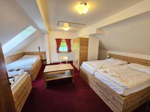 Postel nebo postele na pokoji v ubytování Hotel Konšel + 24 fotografií