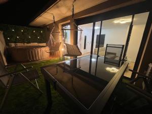 un salon avec une table en verre et un canapé dans l'établissement Superbe studio avec Jacuzzi a Montpellier pres d arene, à Montpellier 3 autres photos