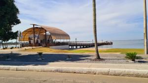 une jetée avec un pavillon au bord de l'eau dans l'établissement Cantinho da Cake, à Araruama