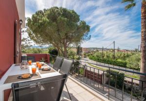Una mesa y sillas en un balcón con vista. en Araucaria Apartments, en Tsilivi