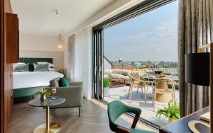 都柏林The Chancery Hotel的带床和阳台的酒店房间