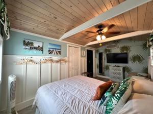 מיטה או מיטות בחדר ב-Palm Paradise Retreat