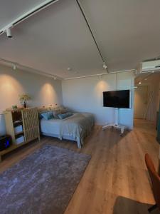 une chambre avec un lit et une télévision à écran plat dans l'établissement Marina Resort C4, à Kalajoki