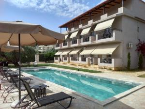 Bazén v ubytovaní POSEIDON SeaSide Deluxe Suites alebo v jeho blízkosti
