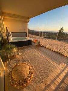 Cette chambre comprend un lit et une grande fenêtre. dans l'établissement Marina Resort C4, à Kalajoki