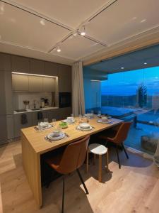 une salle à manger avec une grande table et des chaises en bois dans l'établissement Marina Resort C4, à Kalajoki