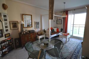 a living room with a glass table and a couch at Bonito Apartamento Vila Park in Cala de Finestrat