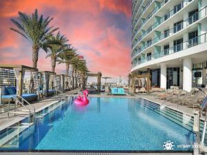 uma grande piscina com uma jangada insuflável rosa em Enjoy 360 Views - Paradise Beach - Amazing Pools - Gym em Hollywood