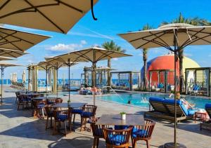 um resort com piscina, mesas e guarda-sóis em Enjoy 360 Views - Paradise Beach - Amazing Pools - Gym em Hollywood