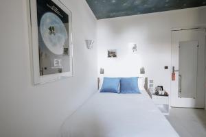 - une chambre avec un grand lit blanc et des oreillers bleus dans l'établissement Ideal Sejour Cannes - Stylish Boutique Hotel with quiet garden, à Cannes