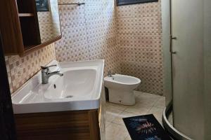 Koupelna v ubytování Les Alizés appartement meublé 1, alimenté par énergie solaire + 6 fotografií