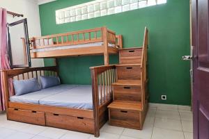 - une chambre avec deux lits superposés et un lit superposé dans l'établissement Les Alizés appartement meublé 1, alimenté par énergie solaire, à Toamasina