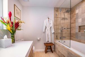 Premium Ocean View Condo with Pool的一间浴室