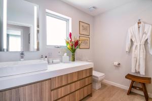 Premium Ocean View Condo with Pool的一间浴室