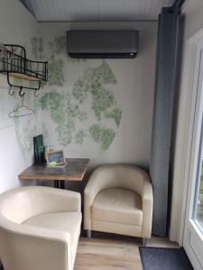 salon z kanapą i krzesłem w obiekcie Beemster Oase w mieście De Beemster