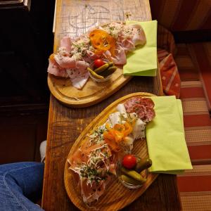 twee borden eten op een houten tafel bij Ferienwohnung am Tabor in Bad Radkersburg