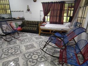 a living room with rocking chairs and a couch at CASA 49 Villa Cesi in Utica