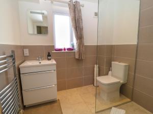 ein Badezimmer mit Toilette und Waschbecken in der Unterkunft Monument View in Hawkesbury + 23 Fotos