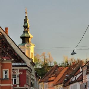een klokkentoren in het midden van een stad met gebouwen bij Ferienwohnung am Tabor in Bad Radkersburg