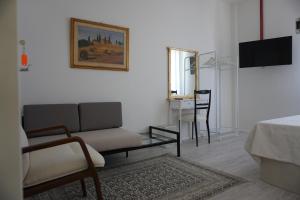 ein Wohnzimmer mit Sofa und Tisch in der Unterkunft Casale Mongiusti 1961 in Musano