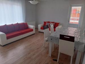 ein Wohnzimmer mit einem Sofa und einem Tisch in der Unterkunft Sky Ankara Big Suit Home in Ankara