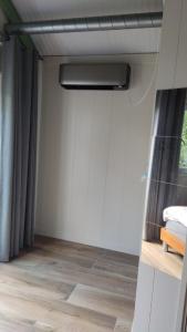 een kamer met een slaapkamer met een bed en een raam bij Beemster Oase in De Beemster