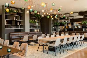 a dining room with a table and chairs at Motel One Barcelona-Ciutadella in Barcelona