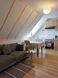 Kuchyňa alebo kuchynka v ubytovaní 2e étage appartement entier 3 pièces idéal 2 personnes, 2 chambres communiquantes en enfilade, WIFI, espace travail parking gratuit