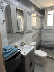 een badkamer met wastafel en toilet bij JennyHouse in Drama +22 foto's