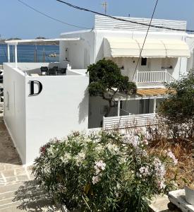 een wit huis met de letter d erop bij Daphne in Naousa