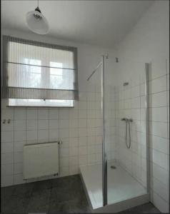 ein Bad mit einer Dusche und einer Glasduschkabine in der Unterkunft Apartament Pastelowy in Krynica Morska + 5 Fotos