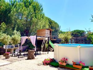 een achtertuin met een zwembad en een huis bij Casetta sull’Etna in Nicolosi