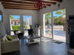 a living room with a couch and a table at Boutique Hotel Nuovo Cason in Cavallino-Treporti