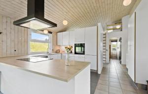 Kuchyň nebo kuchyňský kout v ubytování Beautiful Home In Ebeltoft With Wifi