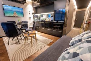 Una sala de estar con una cama y un televisor. en Spa on the walls - Mamilla View - Jerusalem ספא על החומות ירושלים, en Jerusalén