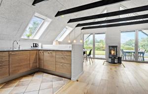 Η κουζίνα ή μικρή κουζίνα στο Beautiful Home In Spøttrup With Kitchen